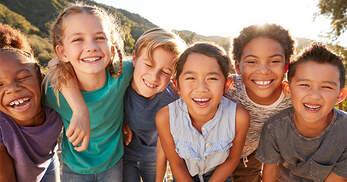 Viele Kinder lächeln in die Kamera