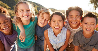 Viele Kinder lächeln in die Kamera