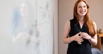 Frau lächelt in die Kamera