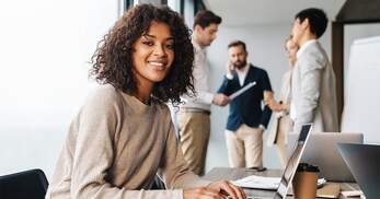 Frau lächelt in die Kamera