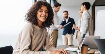 Frau lächelt in die Kamera