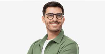 Junger Mann mit Brille lächelt